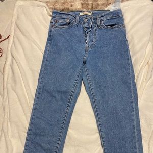 Levi Wedgie Skinny Jeans size 28